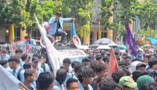 Demo Unri Memanas: Botol Melayang, Mahasiswa Ditarik Aparat