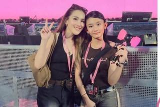 Ayu Ting Ting Hadiri Konser BLACKPINK di Jakarta Bareng Bilqis, Tuai Pujian Netizen