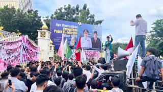 Demo Karhutla di Kantor Gubernur Riau Memanas, Mahasiswa dan Polisi Saling Dorong