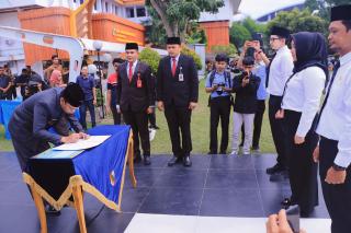 Pj Wako Muflihun Serahkan 636 SK PPPK Kota Pekanbaru