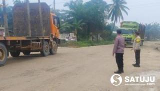 Polsek Langgam Atur Lalu Lintas di Koridor RAPP Km 40
