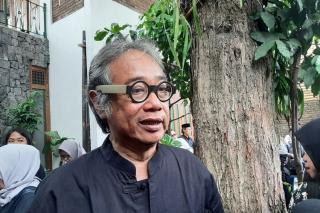 Butet Kartaredjasa Bacakan Puisi “Jika” di Kampus UII, Singgung Kekuasaan hingga Pajak Rakyat