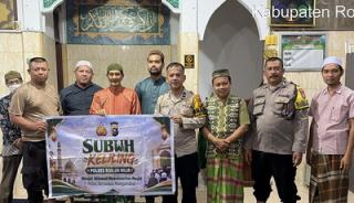 Polsek Bangko Dekati Warga Lewat Sholat Subuh Keliling