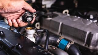Awas Overheat! Begini Tanda Air Radiator Mobil Sudah Turun Kualitasnya