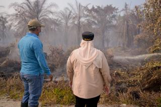 Bupati Kasmarni Turun Langsung Padamkan Karhutla di Bengkalis