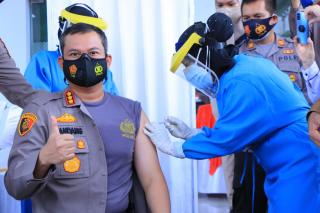 Kapolresta dan Istri Ajak Masyarakat Jangan Takut Divaksin