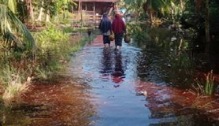 Video Air Pasang Laut Menggenangi Ruas Jalan Utama Desa Muntai, Kades M Nurin: Hati-hati dan Saling Bantu