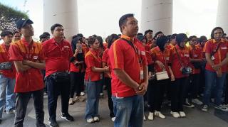 Tangis Pecah di Depan Kantor Bupati Lombok Tengah, Ratusan Karyawan Alfamart Protes Penutupan Toko