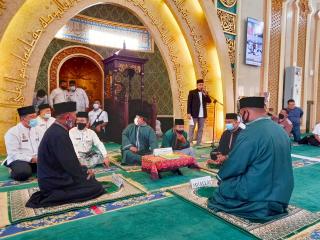 Dibimbing Prof Ilyas Husti, Sampang mengucap syahadat di Masjid Agung Paripurna Ar-Rahman