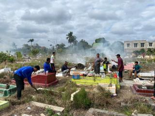 IPEKATIM dan Kartar Kelurahan Kota Gotong Royong Makam Taman Kota Layu Sambut Ramadhan