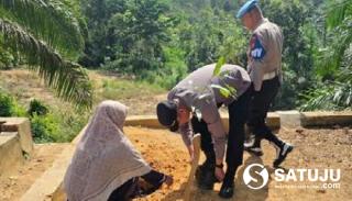 Bukan Sekadar Seremonial, Kapolsek Langgam Tanam 15 Pohon Buah