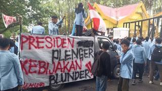 Ratusan Mahasiswa UNRI Demo di DPRD Riau, Suarakan Penolakan UU Polri hingga Evaluasi MBG