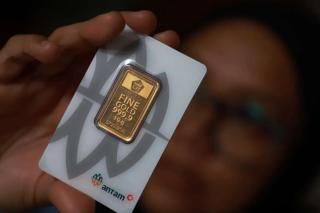 Harga Emas Antam Turun Rp20 Ribu per Gram, Buyback Anjlok Jadi Rp2,352 Juta