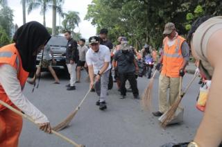Kabar Bahagia, Petugas Kebersihan Pekanbaru Terima THR Satu Bulan Gaji
