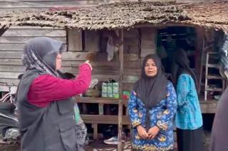 Tinjau Rumah Guru di Wilayah 3T Siak, Bupati Afni Menangis: Banyak Rasanya Salah Kami pada Rakyat