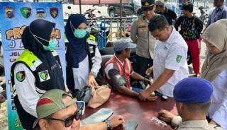 Klinik Terapung Polres Bengkalis Layani Nelayan, 20 Paket Sembako Disalurkan ke Warga Pesisir