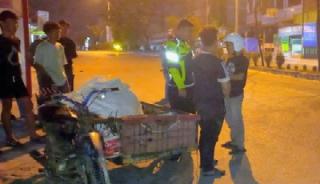 Becak Tapol Berhenti di Lajur Kanan, Honda Revo Hantam di Duri
