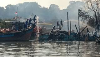 Kapal Leoton Terbakar di Pelabuhan Limbung, Api Berhasil Dipadamkan