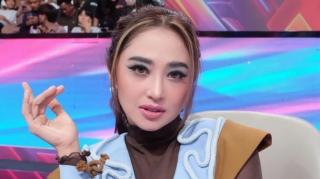 Ditengah Isu Selingkuh, Dewi Perssik Rencanakan Pernikahan dengan Rully Tahun Ini