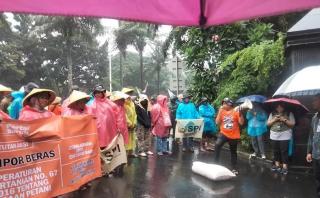 Serikat Petani dan Partai Buruh Gelar Unjuk Rasa Tolak Kebijakan Impor Beras