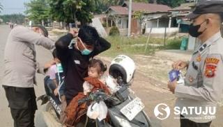Asap Karhutla Ancam Kesehatan, Polsek Langgam Bagikan Masker ke Warga