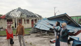 Iyeth Bustami Salurkan Bantuan, Desak Pemulihan Cepat Pascaputing Beliung di Bengkalis