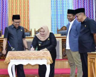 Bupati Bengkalis Hadiri Rapat Paripurna di DPRD Bengkalis Terkait Penyampaian Raperda Tentang LPJ Pe