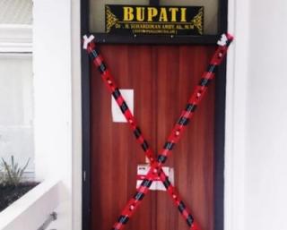 KPK Segel Enam Ruangan Strategis di Kantor Bupati Kuansing, Publik Tunggu Penjelasan Resmi