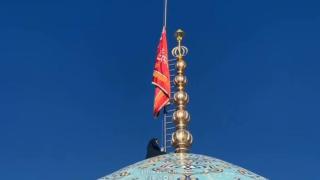 Iran Kibarkan Bendera Merah di Masjid Jamkaran, Sinyal Pembalasan atas Wafatnya Khamenei