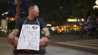 Ekspresikan Pahitnya Putus Cinta di Videoklip Lagu Rindu, Ekosangmalam Jadi Badut Jalanan