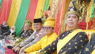  "Resmi Jadi Keluarga Besar Melayu, Kapolres Rohil AKBP Aldi Alfa Faroqi Disambut Prosesi Adat yang Sakral"