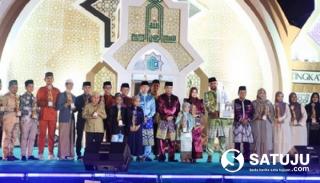 Pj Wako Muflihun Berikan Piala Bergilir ke Kecamatan Kulim yang Raih Juara Umum MTQ Tingkat Kota Pekanbaru