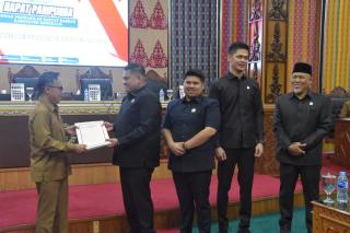 Laporan Reses Masa Persidangan II Anggota DPRD Tahun Sidang 2025 Diterima Bupati Bengkalis