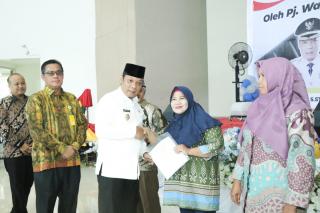 Sertifikat Bidang Tanah Dibagikan Pj Wako Muflihun di Dua Kecamatan