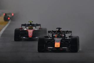 Verstappen Menang Dramatis di Sprint F1 GP Singapura, Hamilton Kedua dan Norris Terlibat Insiden